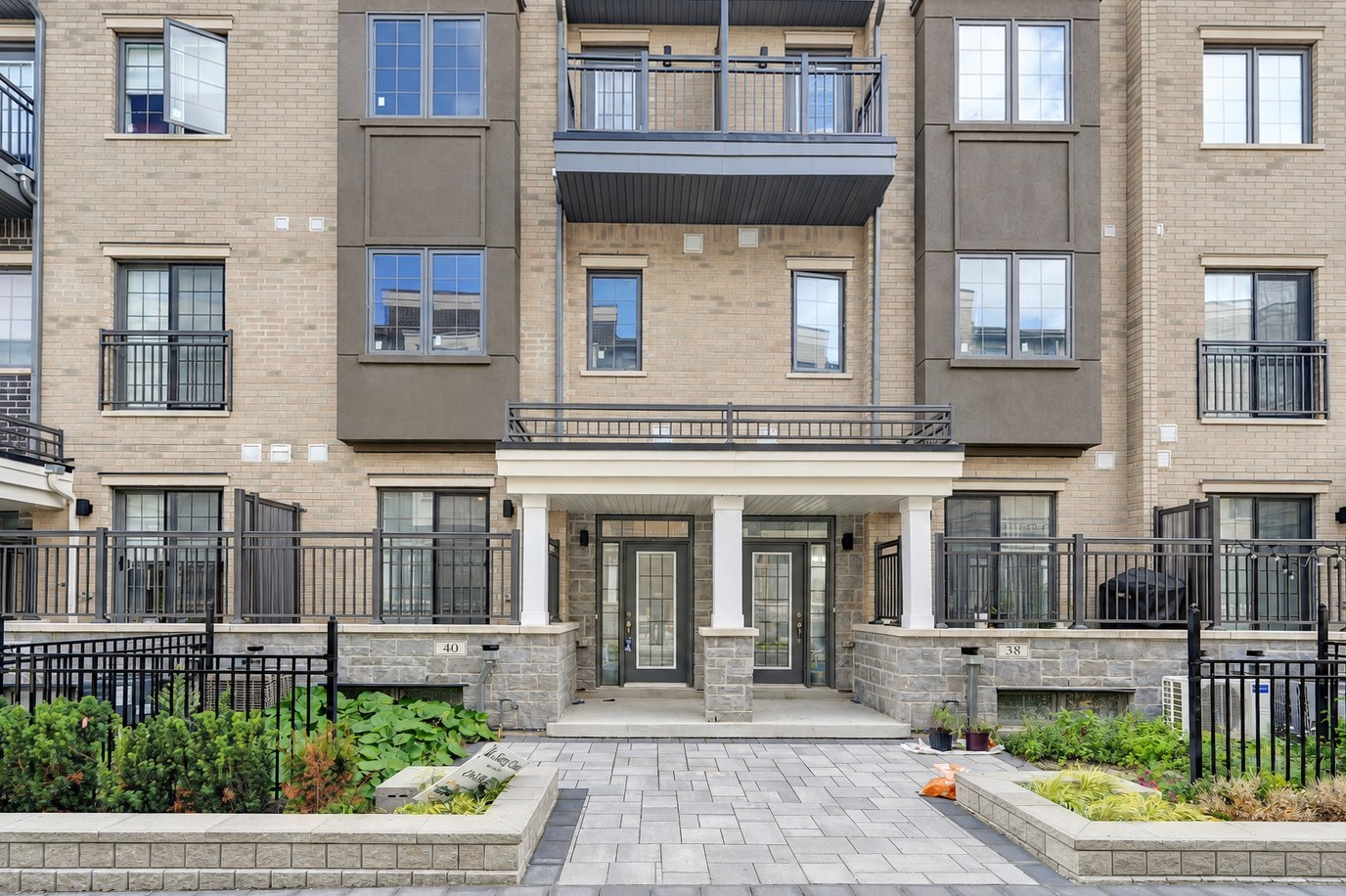 40 Clippers Crescent, Stouffville: front elevation