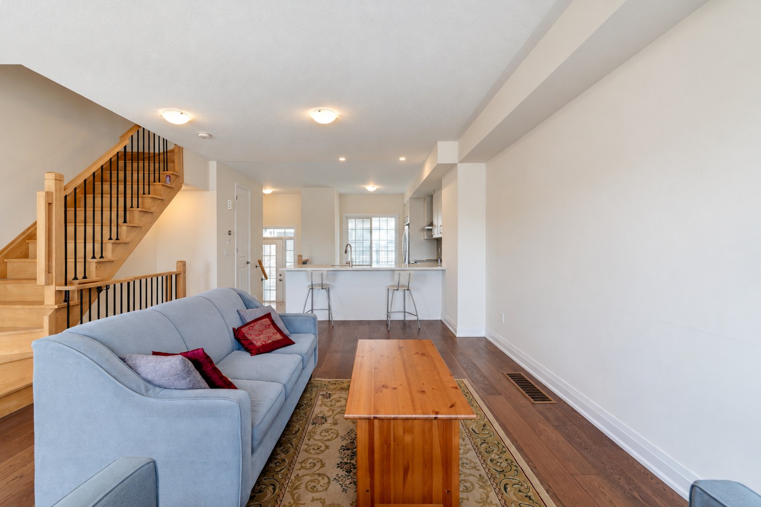40 Clippers Crescent, Stouffville: living room