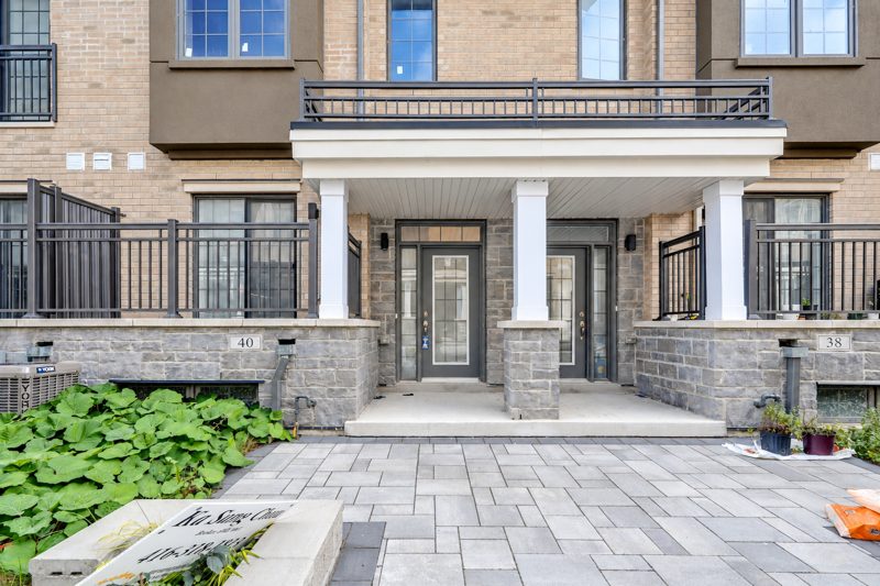 40 Clippers Crescent, Stouffville: front entrance