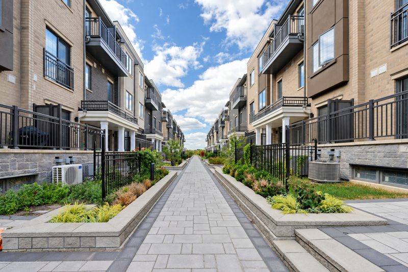 40 Clippers Crescent, Stouffville: courtyard walkway