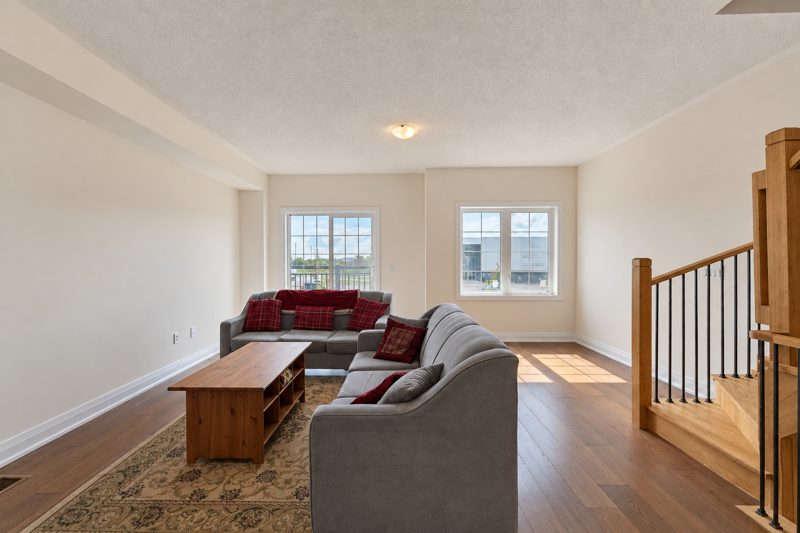 40 Clippers Crescent, Stouffville: living room, window wall