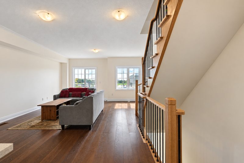 40 Clippers Crescent, Stouffville: main floor