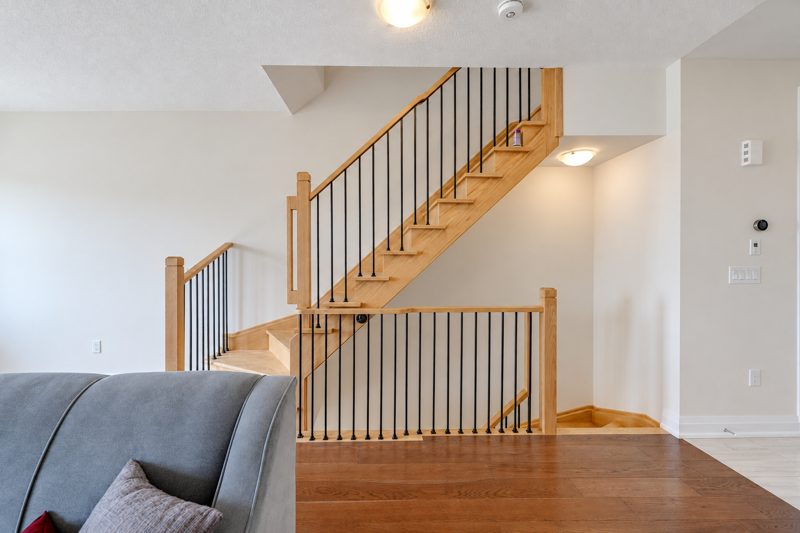 40 Clippers Crescent, Stouffville: oak staircase