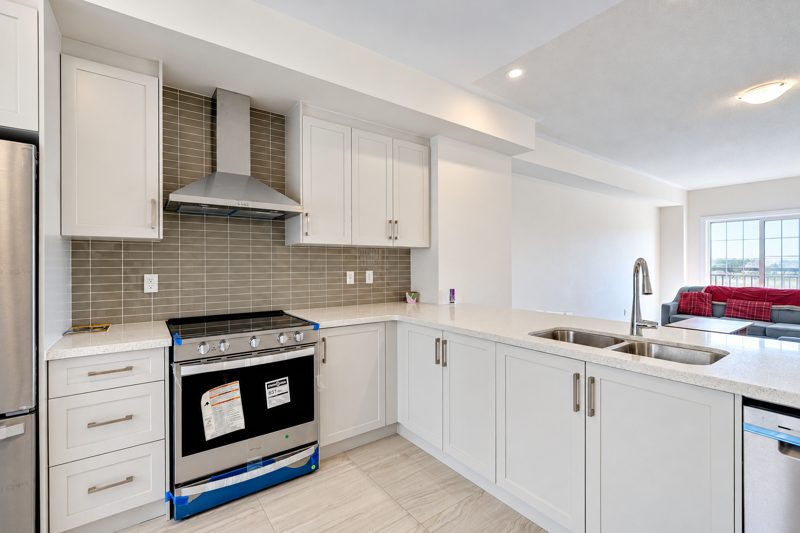 40 Clippers Crescent, Stouffville: kitchen, range and hood