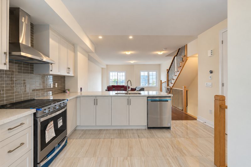 40 Clippers Crescent, Stouffville: kitchen to living