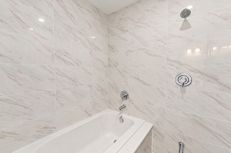 40 Clippers Crescent, Stouffville: soaker tub