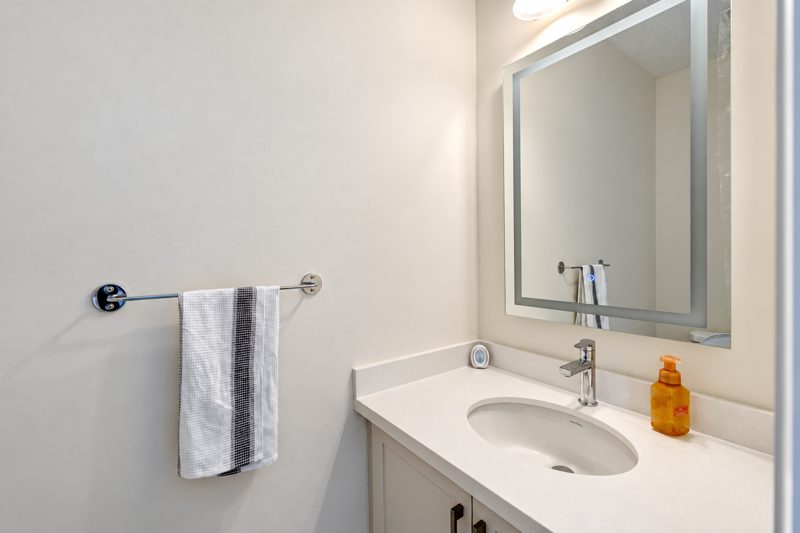 40 Clippers Crescent, Stouffville: powder room