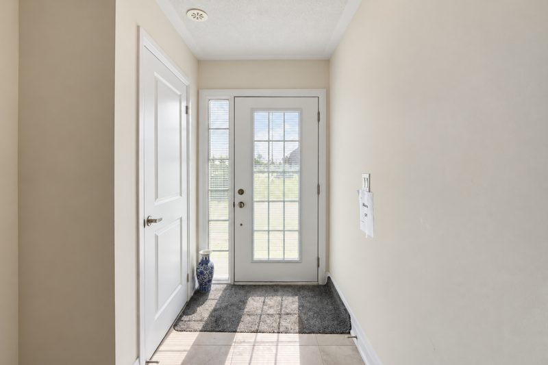 40 Clippers Crescent, Stouffville: entry door
