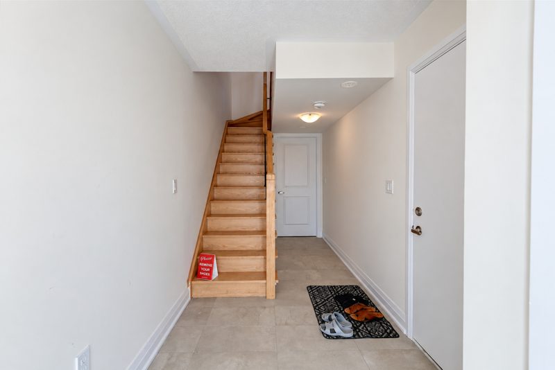 40 Clippers Crescent, Stouffville: ground floor entry
