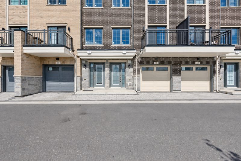 40 Clippers Crescent, Stouffville: rear garages