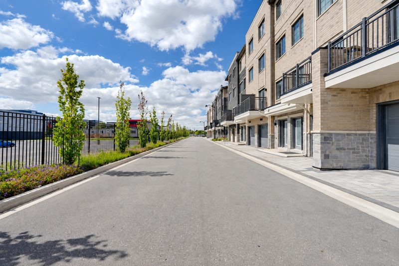 40 Clippers Crescent, Stouffville: laneway